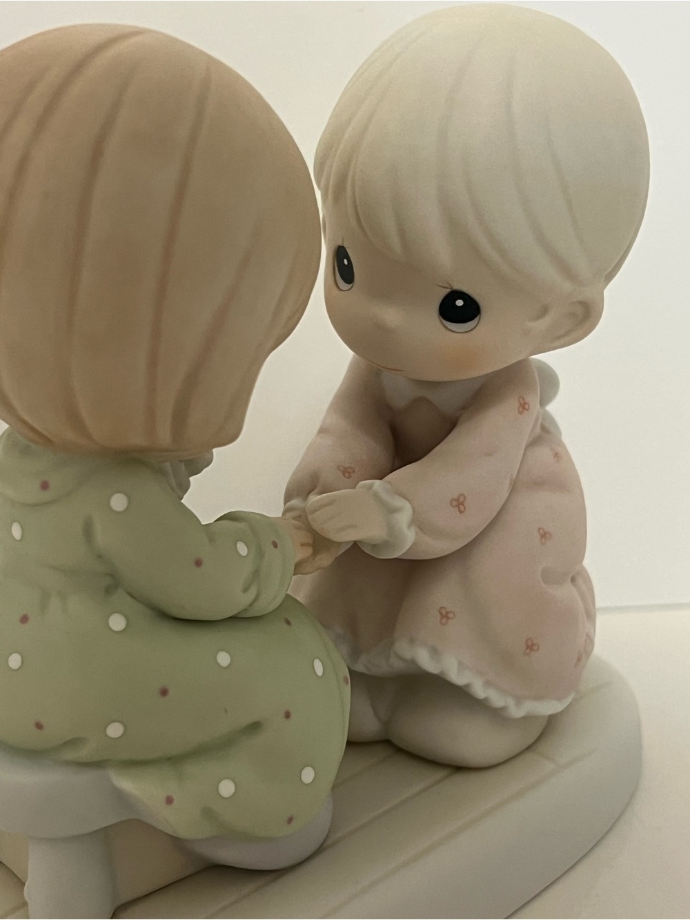 Porcelain Figurine of Two Girls in Pastel Pink and Green - Picture 4 of 7